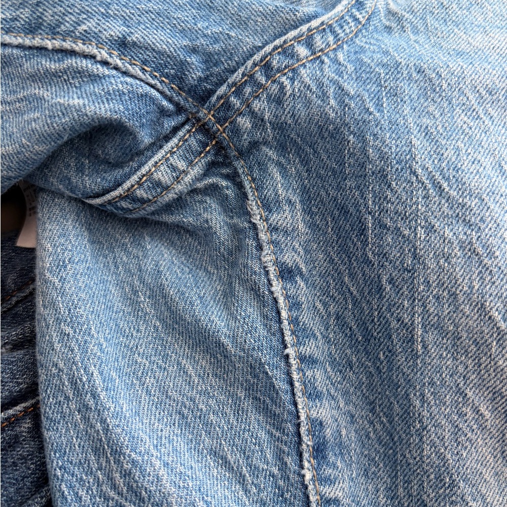 GAP Light wash universal slim boyfriend jeans size 12. Frayed hem. - Picture 4 of 6